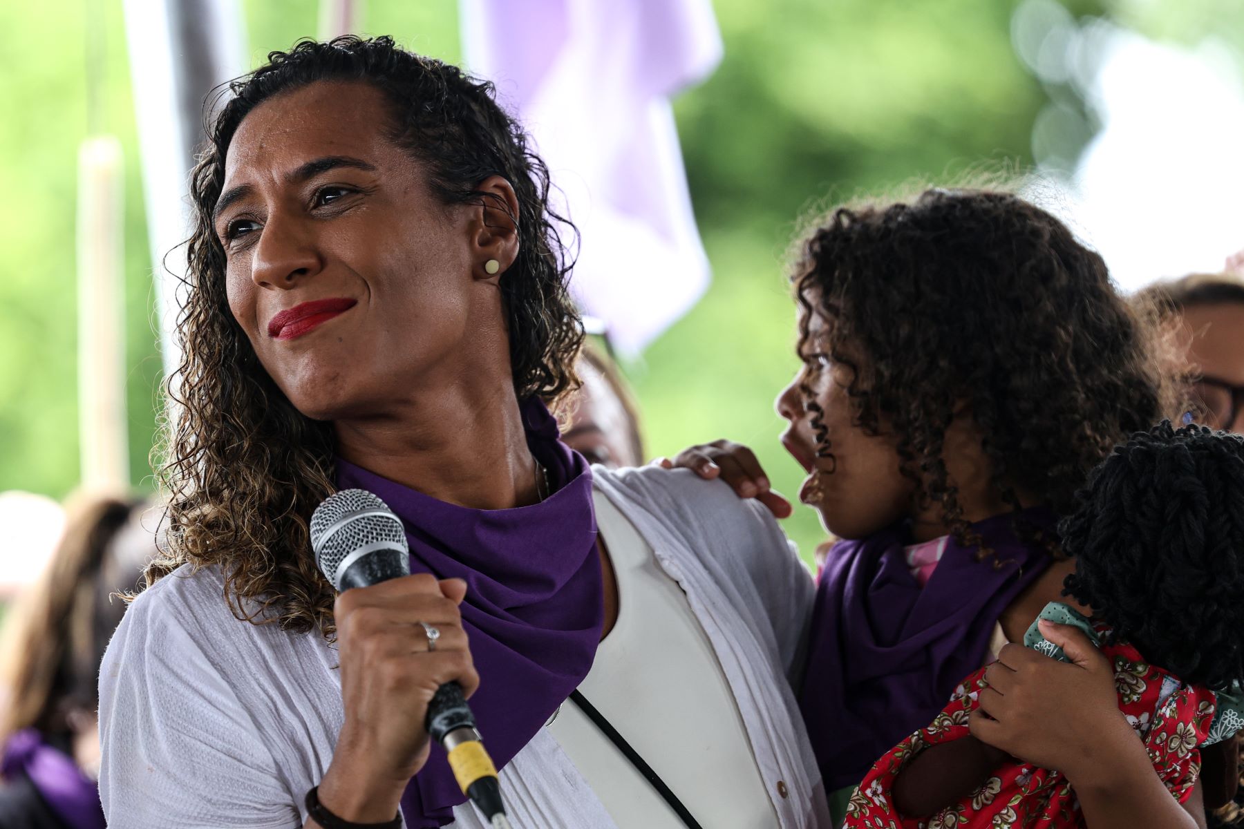 A ministra Anielle Franco, com a filha caçula no colo, no ato em Brasília: por todo o país, cobrança de punições mais severas para o crime de feminicídio e proteção maior para as mulheres (Foto: Marcelo Camargo / Agência Brasil)