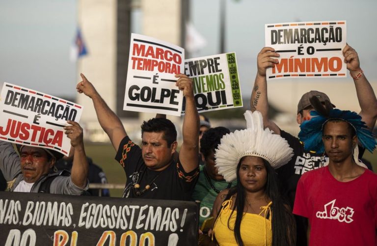 Protesto em Brasília contra o marco temporal: Senado ataca direitos indígenas e tenta botar marco temporal na Constituição (Foto: Joédson Alves / Agência Brasil)