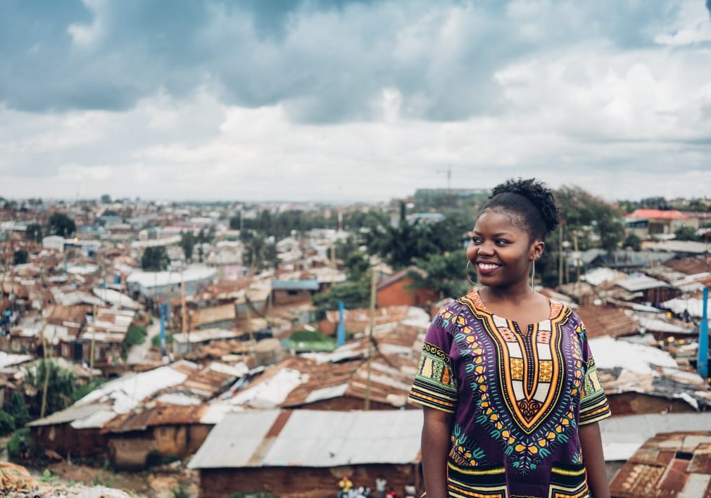 Lydia Matioli em Kibera, favela onde nasceu e cresceu nos arredores de Nairobi, capital do Quênia: no país, uma em cada seis meninas sofreu violência sexual na infância, de acordo com o Unicef (Foto: Arquivo Pessoal)