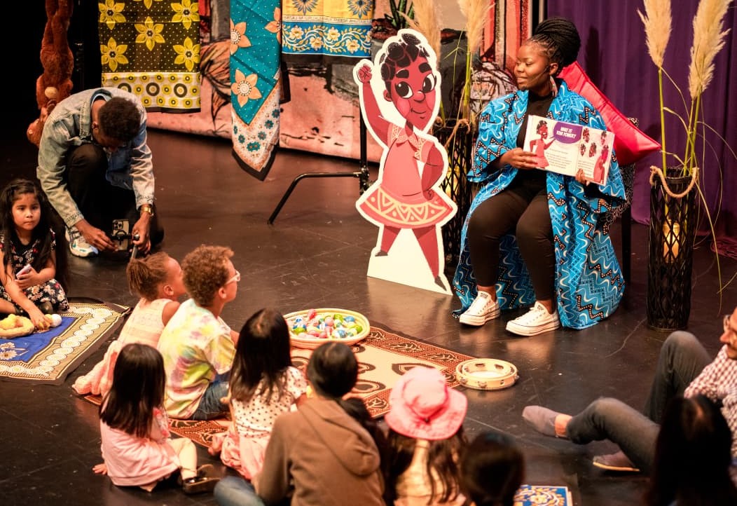 Lydia apresenta o livro Pendo's Power a crianças nos Estados Unidos: guia sensível para ajudar a criança a conhecer o próprio corpo, compreender que ele é seu e identificar situações de abuso (Foto: Freely in Hope)