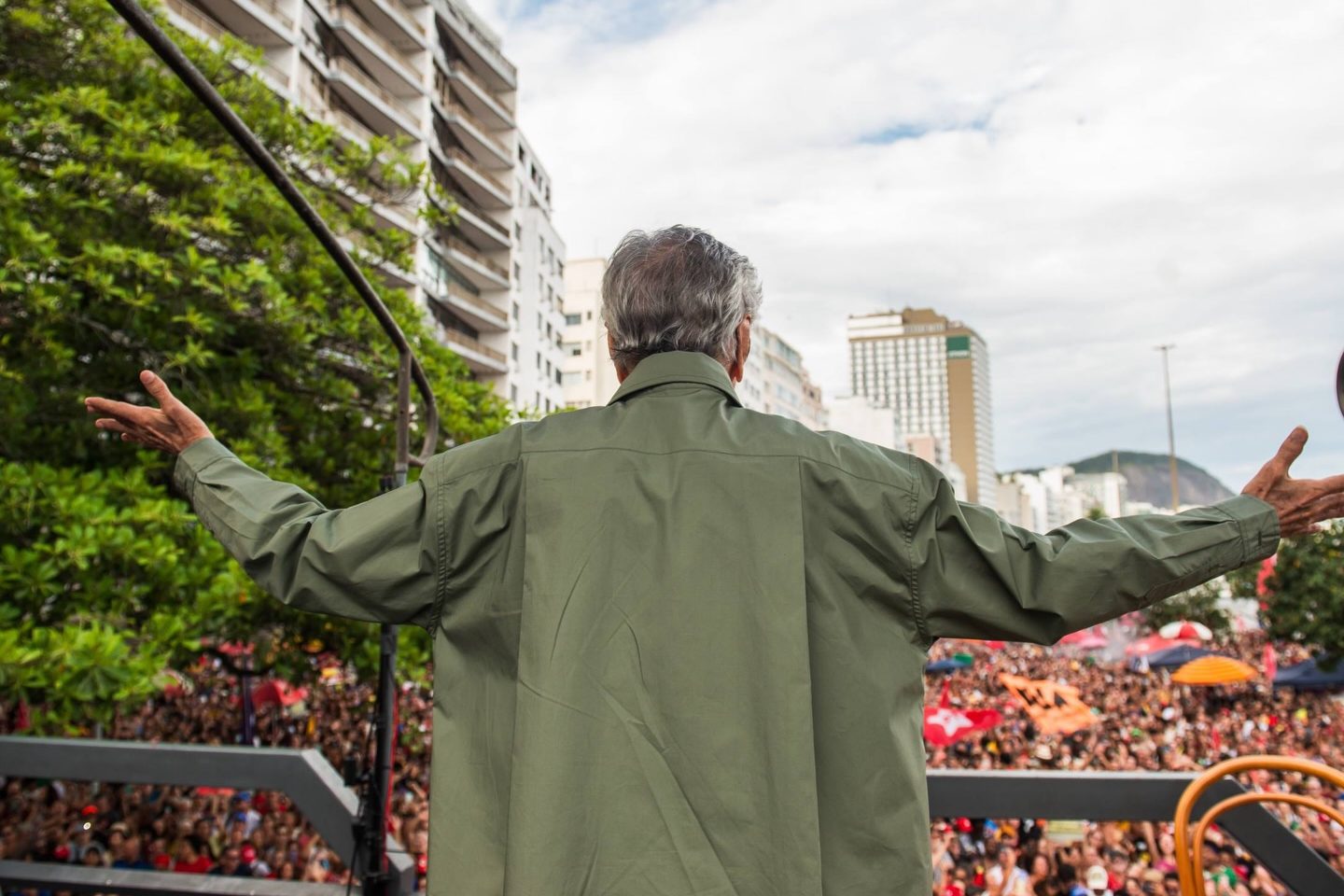 Caetano Veloso diante da multidão em protesto no Rio: contra dosimetria, marco temporal e devastação (Foto: Michel Gomes / Mídia Ninja)