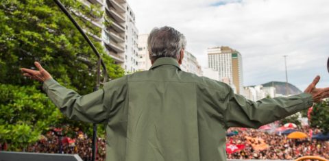 Caetano Veloso diante da multidão em protesto no Rio: contra dosimetria, marco temporal e devastação (Foto: Michel Gomes / Mídia Ninja)