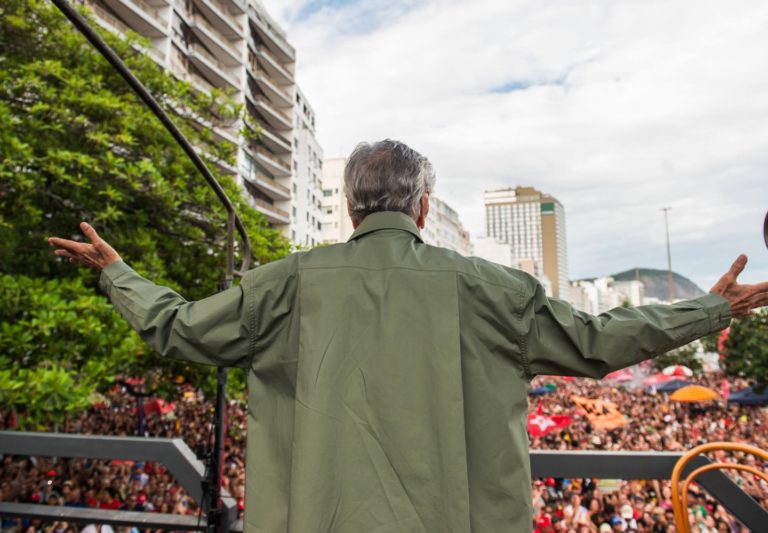 Caetano Veloso diante da multidão em protesto no Rio: contra dosimetria, marco temporal e devastação (Foto: Michel Gomes / Mídia Ninja)