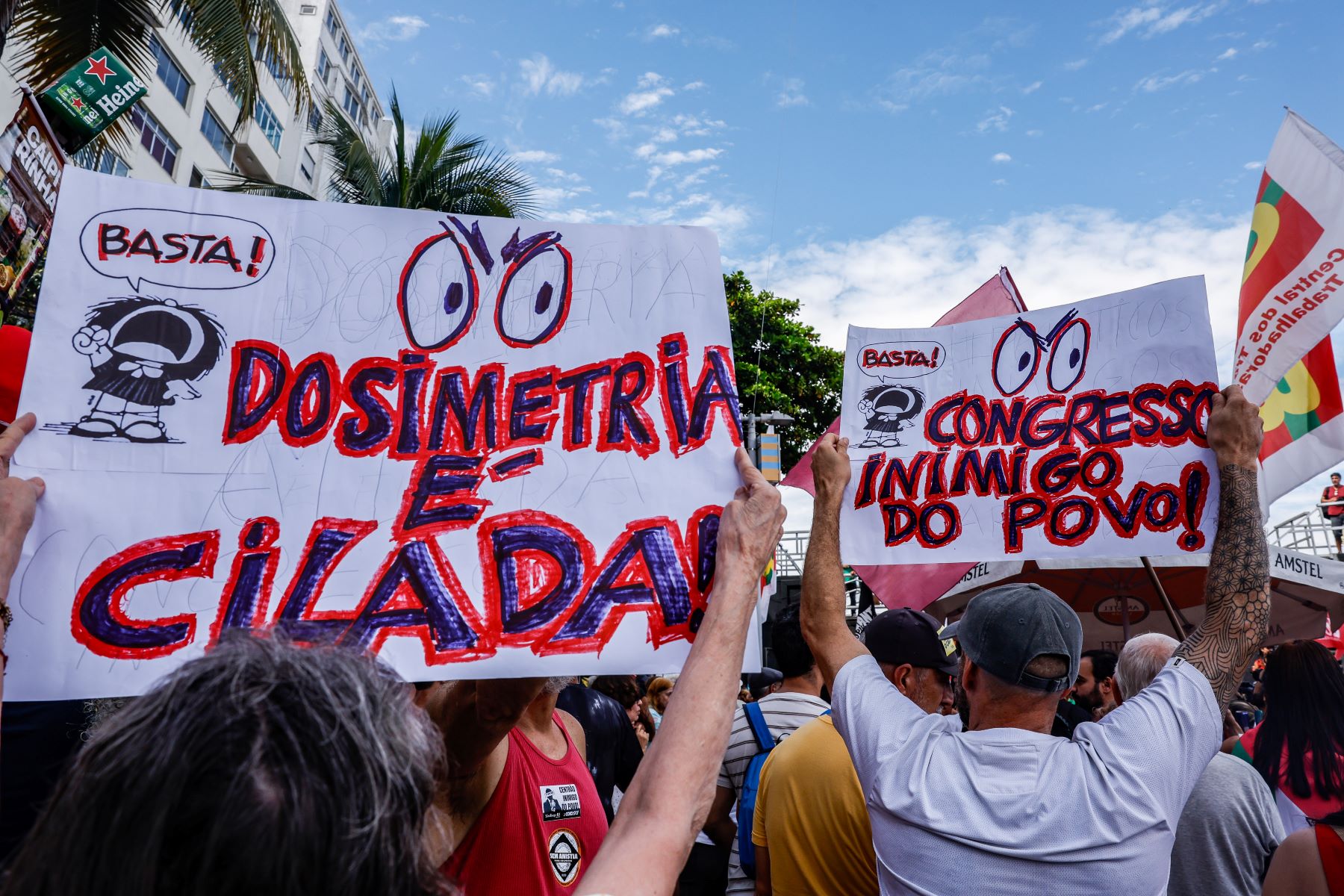 Manifestação em Copacabana contra perdão a golpistas: Espírito de Natal contaminado pelo cheiro de pizza queimada do PL da Dosimetria (Foto: Tânia Rego / Agência Brasil - 14/12/2025)
