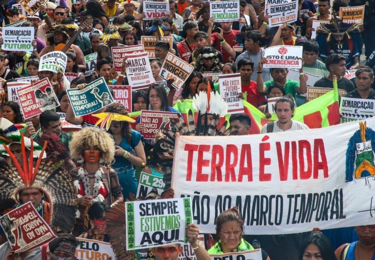 Manifestação de Indígenas contra o marco temporal em Brasília: a Lei do Genocídio Indígena, ameaças e resistência (Foto: Antônio Cruz / Agência Brasil - 30/08/2023)