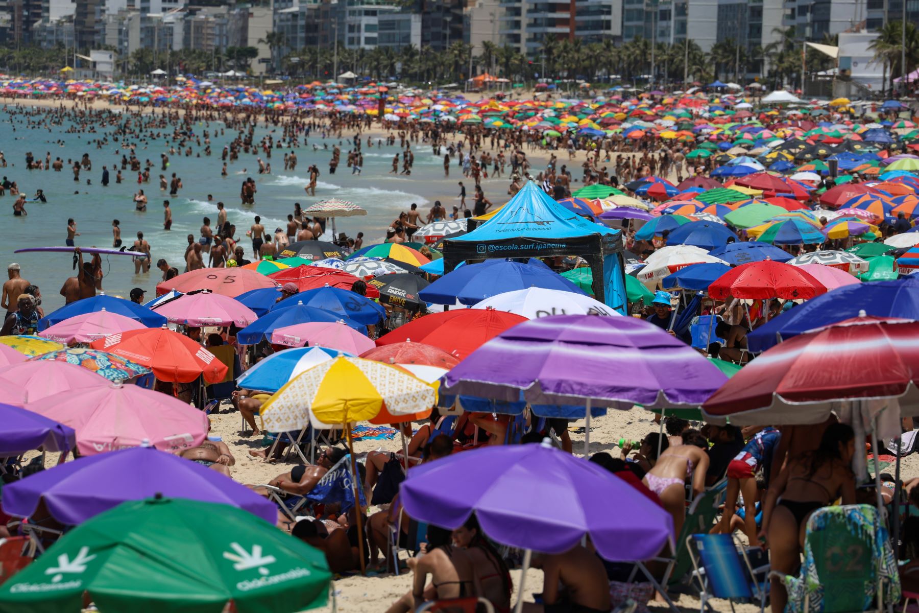 Fim de semana de praias lotadas no Rio de Janeiro: médicos alertam que não existe adaptação completa para ondas de calor extremas e repetidas (Foto: Tomaz Silva / Agência Brasil)