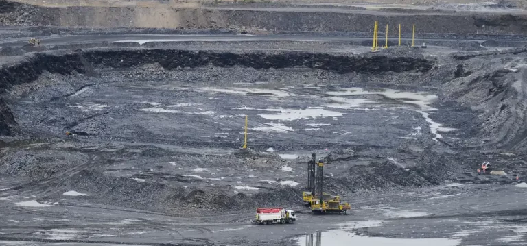 Foto colorida de mineração no chamado Morro do Ouro, liderada pela empresa canadense Kinross Gold Corporation, em Paracatu (MG)