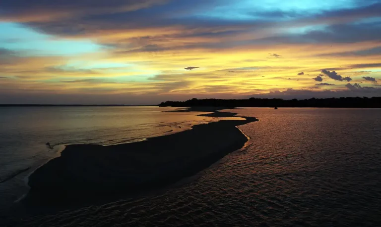 Foto colorida que mostra o Rio Tapajós no pôr do Sol, na Reserva Extrativista Tapajós-Arapiuns, Pará