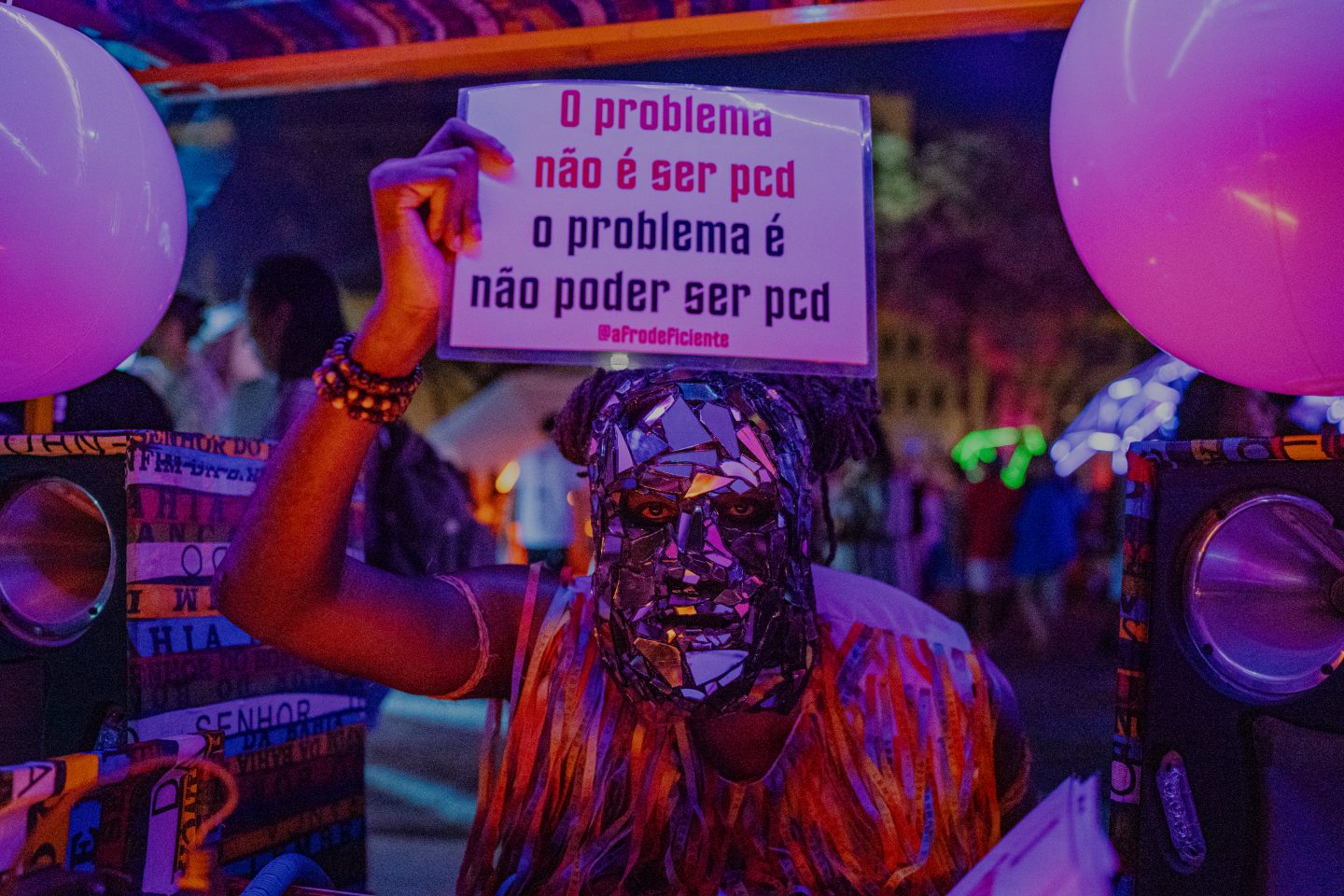 Marcelo Zig, filósofo, músico e ativista, na sua versão AfroDef, lutando contra o racismo e o capacitismo. Foto Divulgação/AfroDef