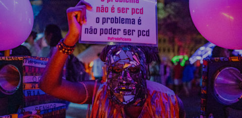 Marcelo Zig, filósofo, músico e ativista, na sua versão AfroDef, lutando contra o racismo e o capacitismo. Foto Divulgação/AfroDef