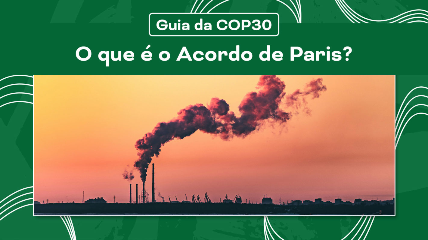 Chaminés industriais liberando fumaça contra um céu alaranjado, simbolizando emissões de gases do efeito estufa - principal tema das metas climáticas do Acordo de Paris.
