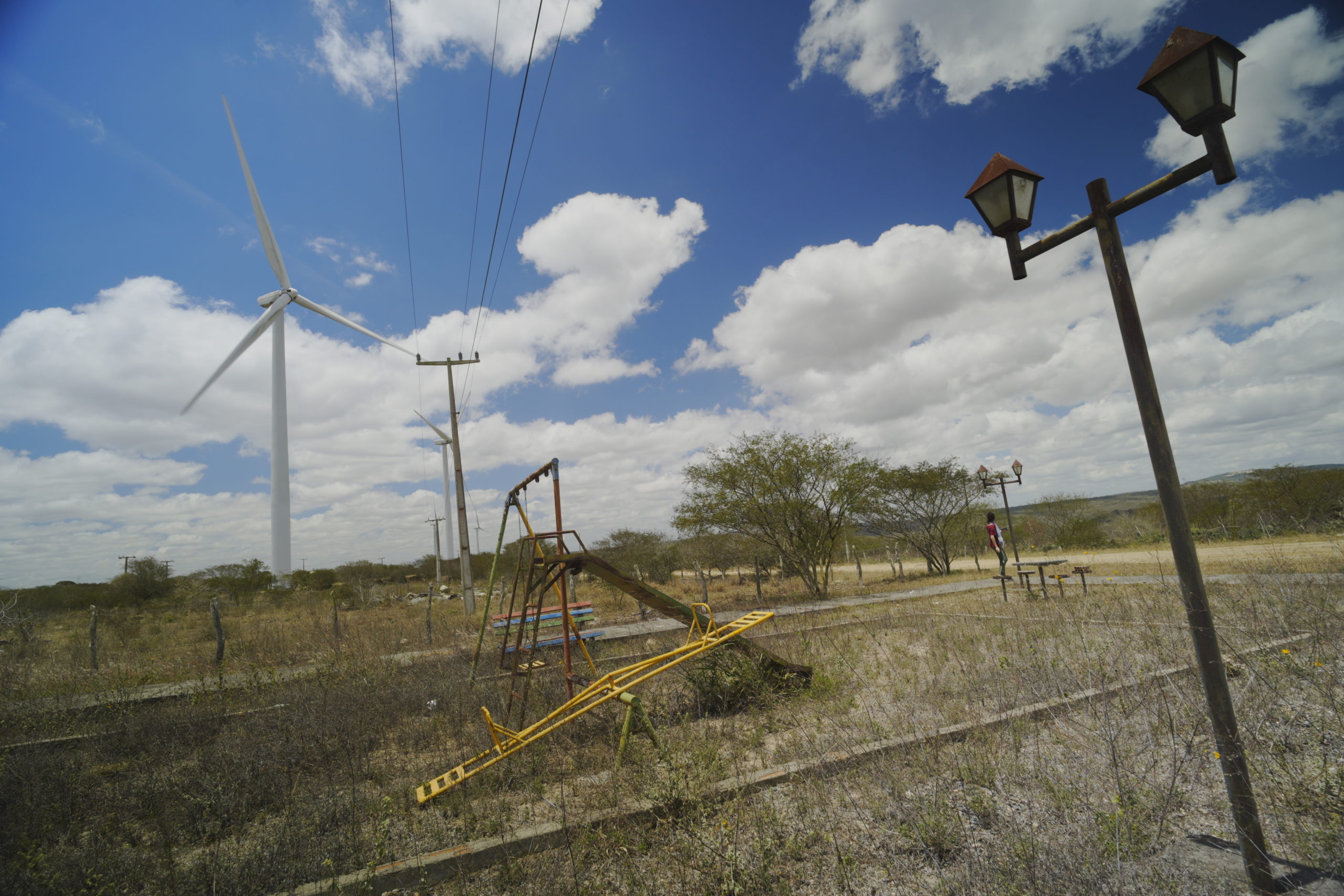 Parque construído pela empresa Echoenergia em Caetés não respeitou a distância segura dos aerogeradores. (Foto: Beto Figueiroa)