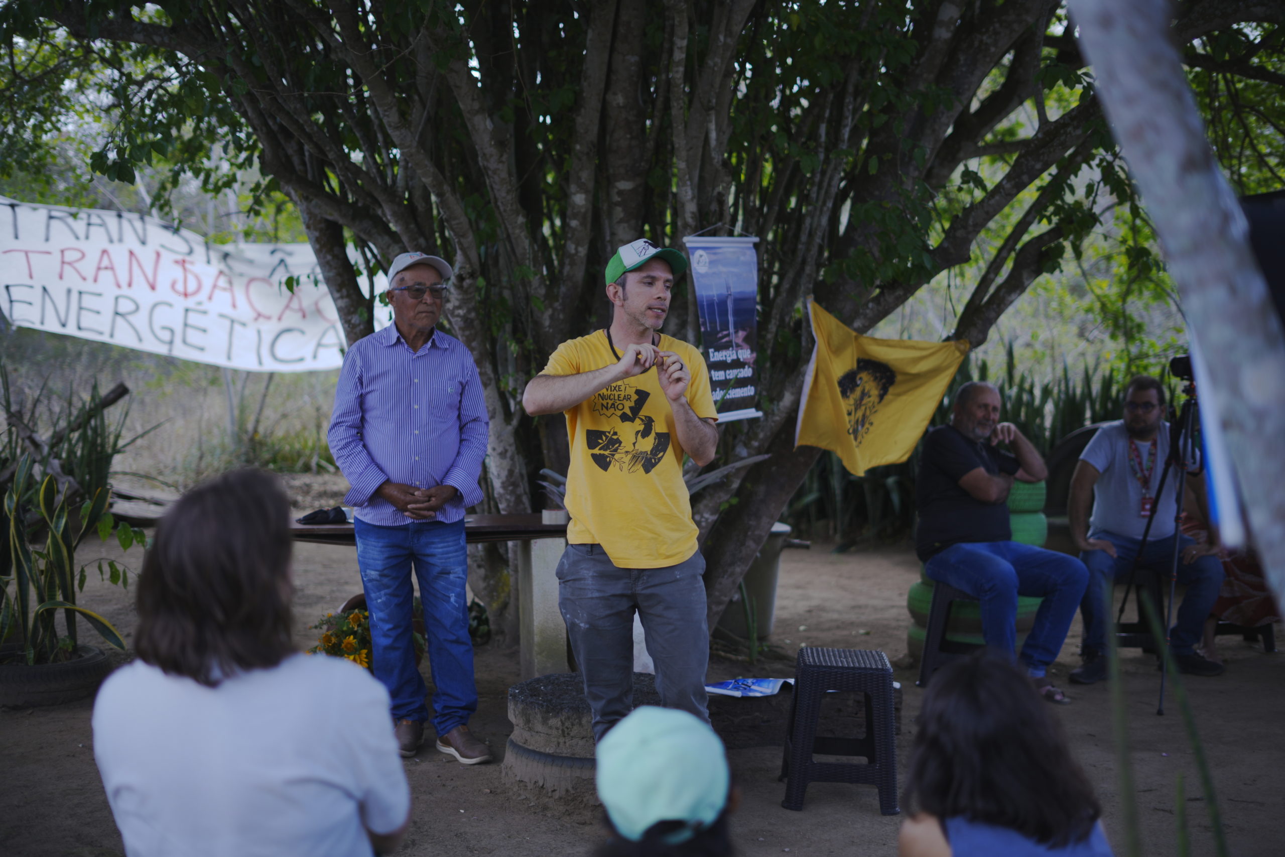 O agricultor Simão (ao fundo) em reunião com João do Vale, da Escola dos Ventos. (Foto: Beto Figueiroa)