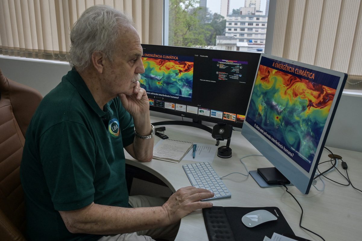 Carlos Nobre, em seu escritório em São José dos Campos: "Brasil tem condições de zerar todos os desmatamentos". Foto Nelson Almeida/AFP