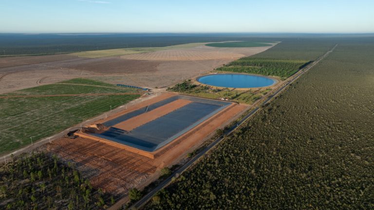 Foto colorida de piscinões de armazenamento de água para irrigação em Correntina, no Oeste da Bahia.