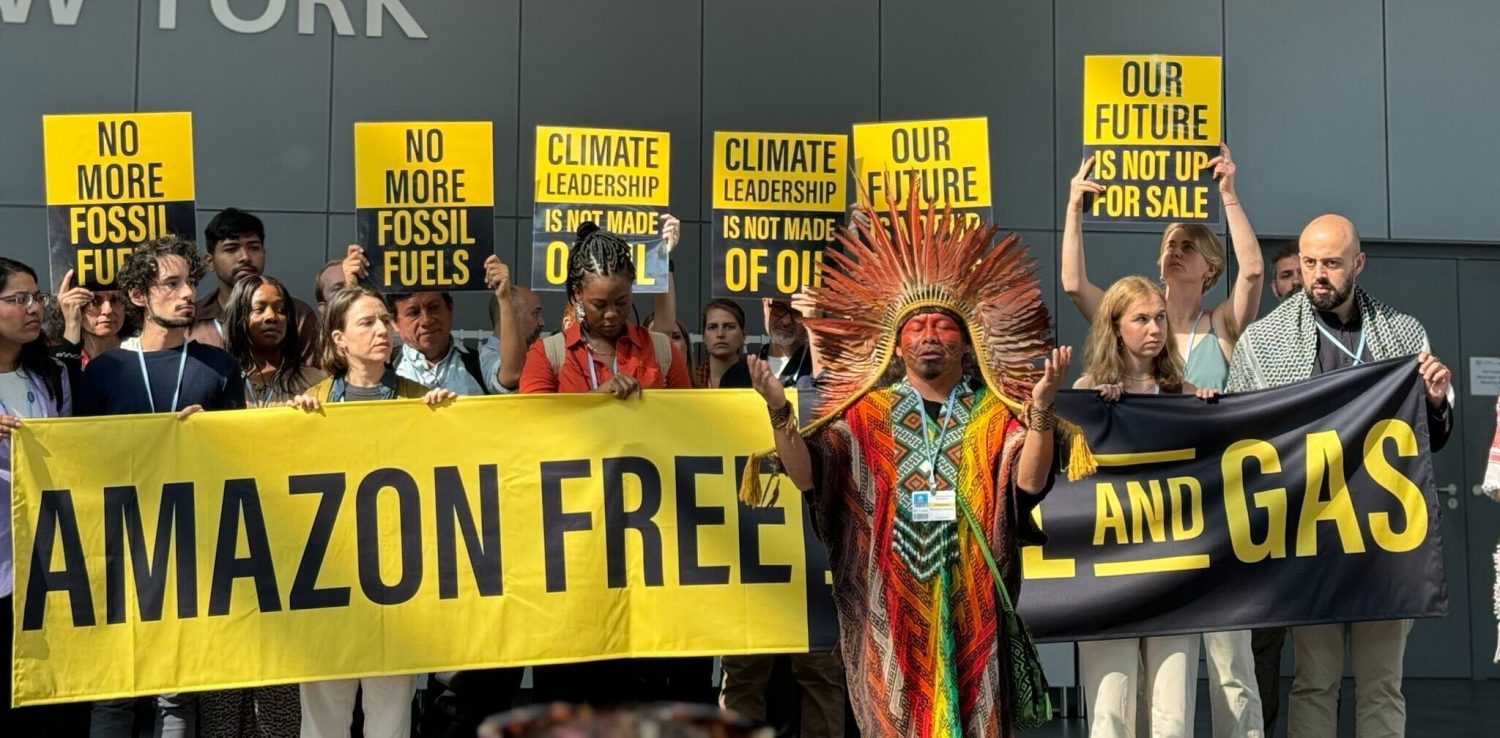 Foto colorida de protesto de Ativistas climáticos e representantes indígenas durante a Conferência de Bonn, na Alemanha, contra leilão da ANP