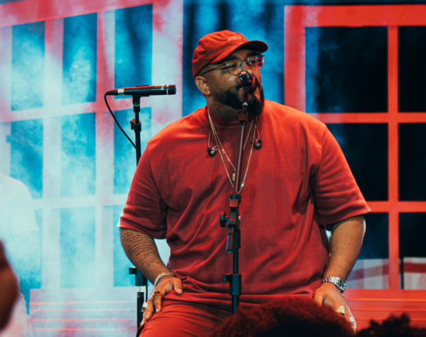 “Não podemos deixar o samba virar folclore”; Tiee resgata elos comunitários do subúrbio