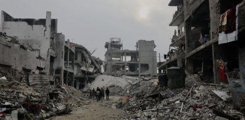 Foto colorida que mostra ruas e edifícios destruídos em Beit Lahia, norte de Gaza. Quem vai pagar pela reconstrução de Gaza