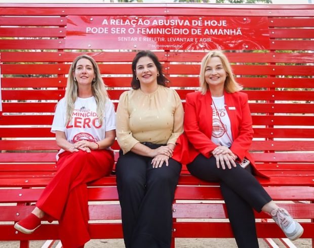 Os bancos vermelhos e as mulheres que lutam para tecer novos tempos