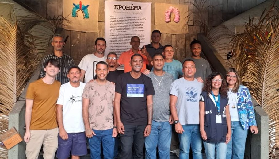 Leo Motta com o grupo de homens poetas do sarau Marquises e assistentes sociais que acompanham as oficinas de poesia (Foto: Arquivo pessoal)