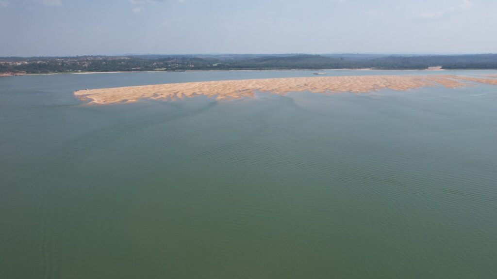 Foto colorida das águas azul claras do Rio Tapajós. Decreto 12.600 quer privatizar o curso de água