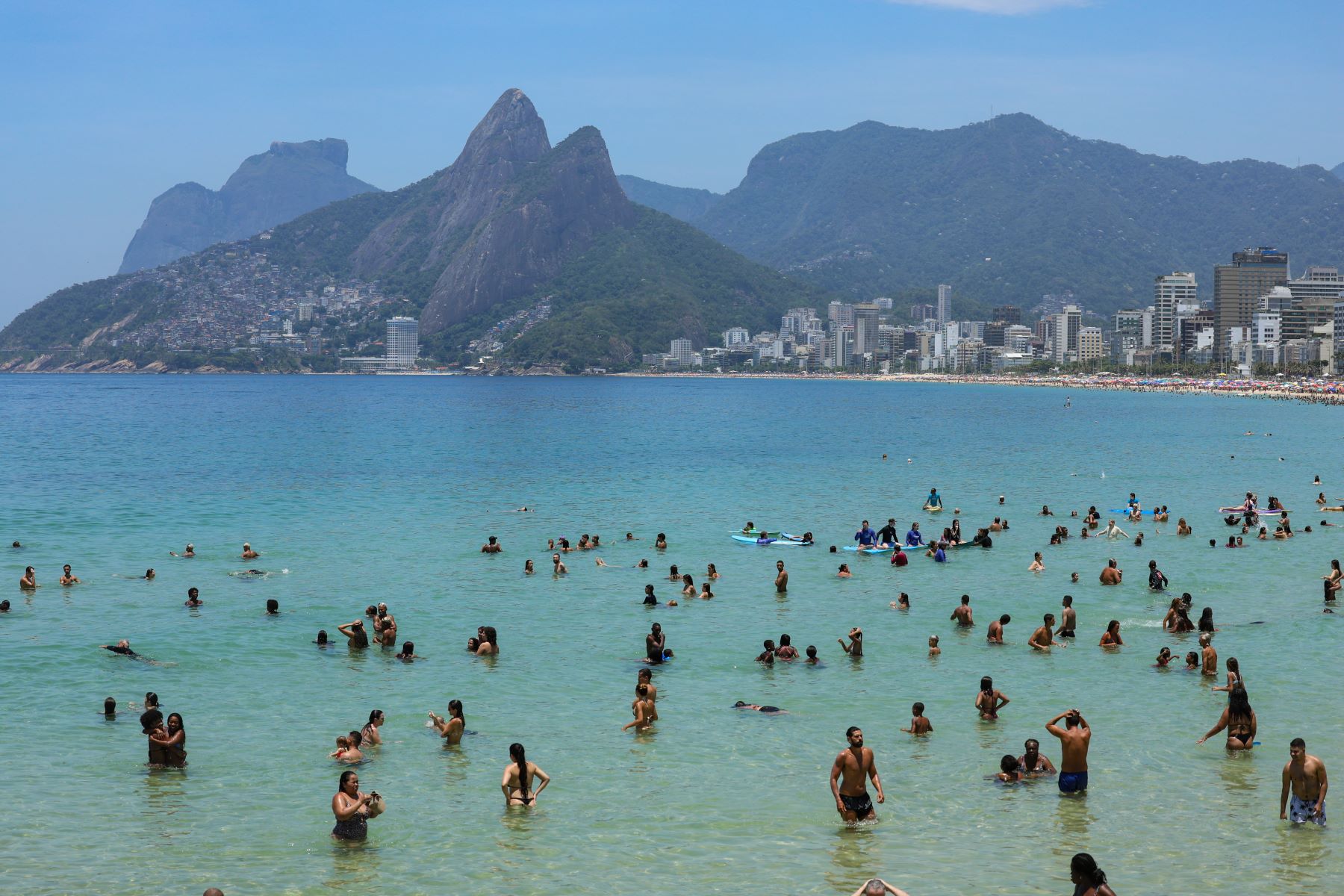Banhistas aproveitam o mar para enfrentar a onda de calor: música para viver e sobreviver no Rio 40 graus (Foto: Tomaz Silva / Agência Brasil (26/12/2025)