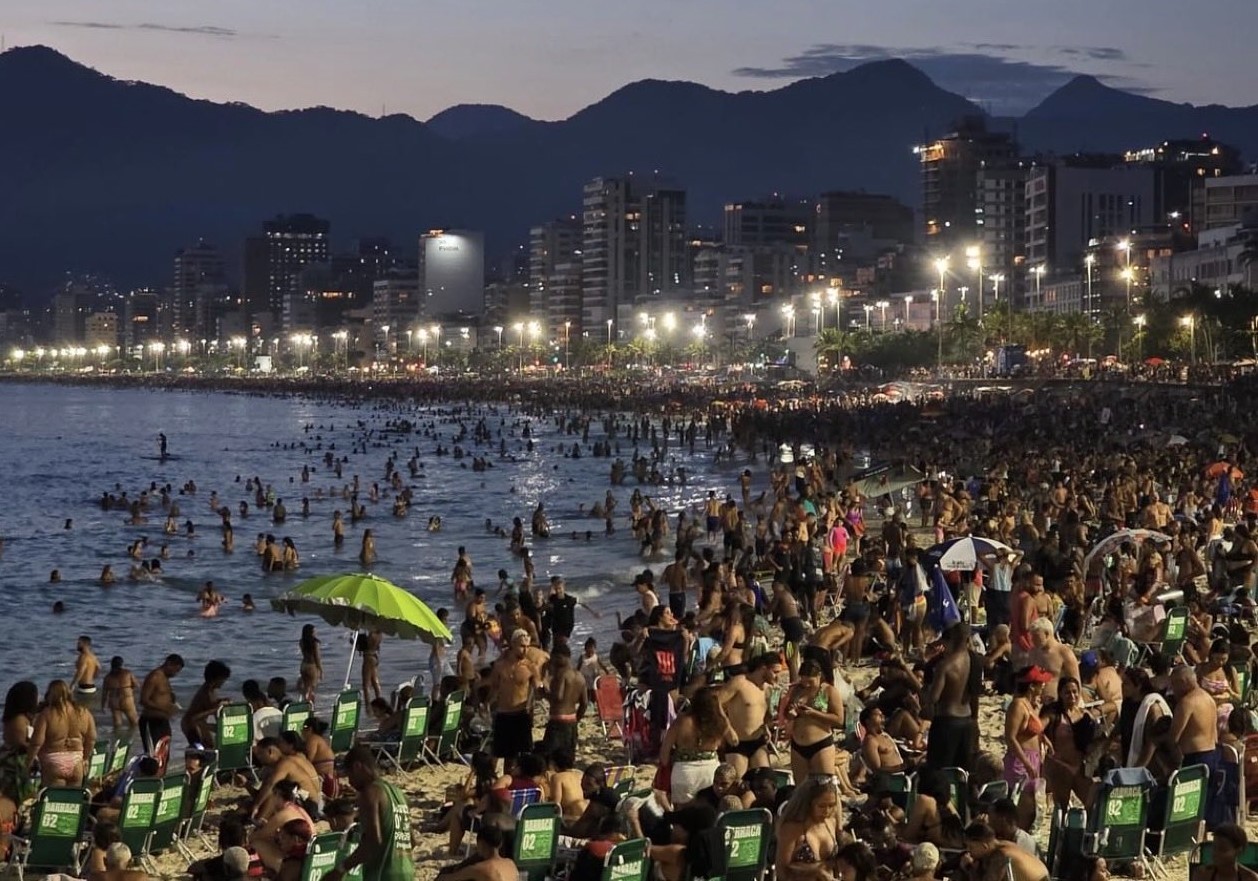 Praia do Arpoador lotado no começo de uma noite de verão no Rio onda de calor extremo impulsiona e desafia o espírito rueiro do carioca (Foto: Prefeitura do Rio - 27/12/2025)