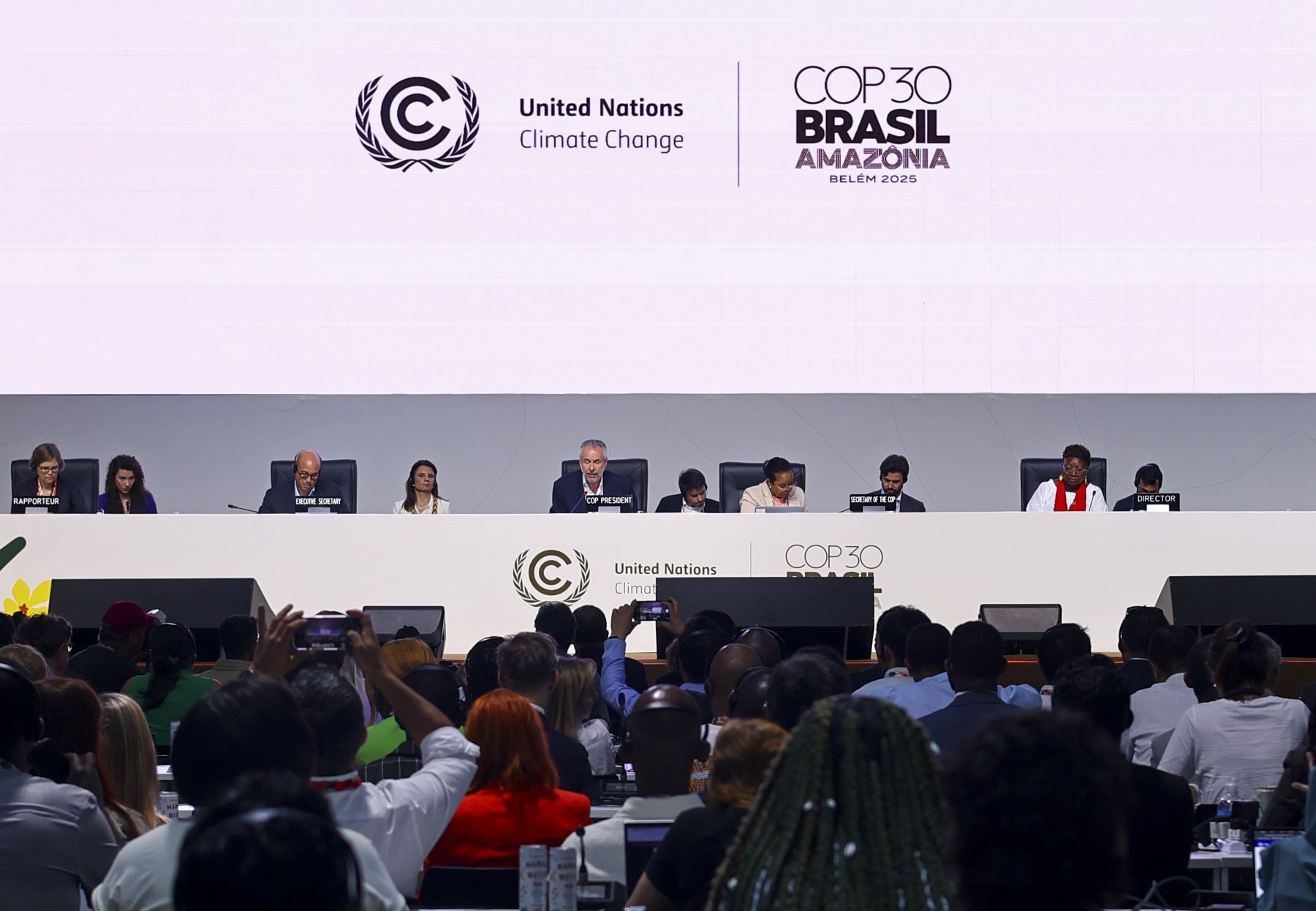 O embaixador André Corrêa do Lago, presidente da COP30, na plenária de encerramento com Ana Toni, e Simon Stiell, da UNFCCC: muito trabalho até a COP31 (Foto: Ueslei Marcelino / COP30 - 22/11/2025)