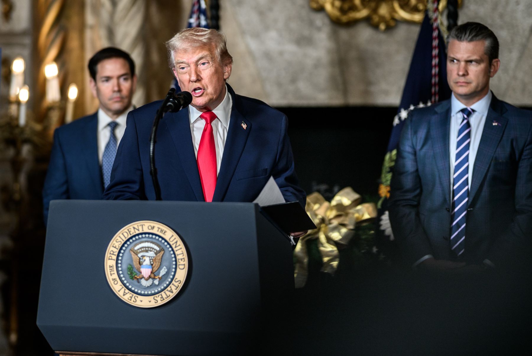 Donald Trump, entre seus secretários de Relações Exteriores, Marco Rubio e da Guerra, Pete Hegseth, na Casa Branca e 2026 começa com Estados Unidos invadindo a Venezuela: que ano é hoje? (Foto: Daniel Torok / White House - 27/12/2025)
