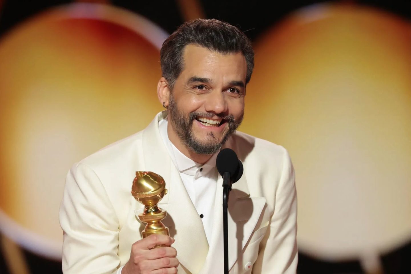 Wagner Moura e seu Globo de Ouro: dois prêmios para O Agente Secreto e críticas a Bolsonaro (Foto: Golden Globes / Divulgação)