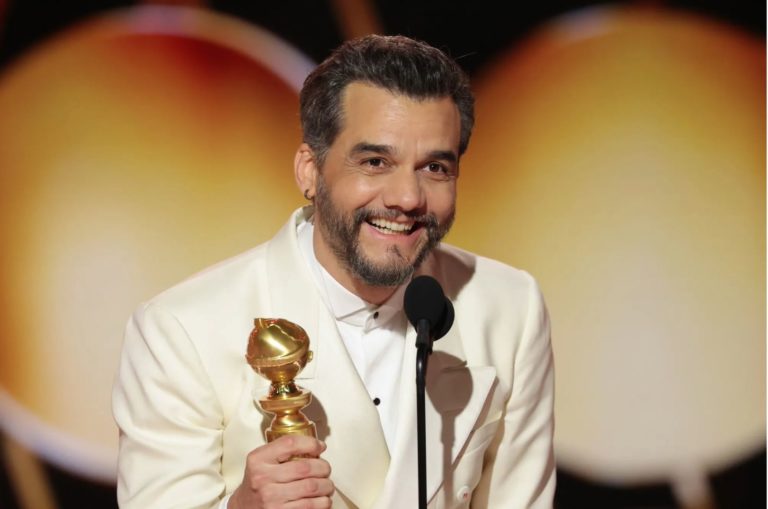 Wagner Moura e seu Globo de Ouro: dois prêmios para O Agente Secreto e críticas a Bolsonaro (Foto: Golden Globes / Divulgação)