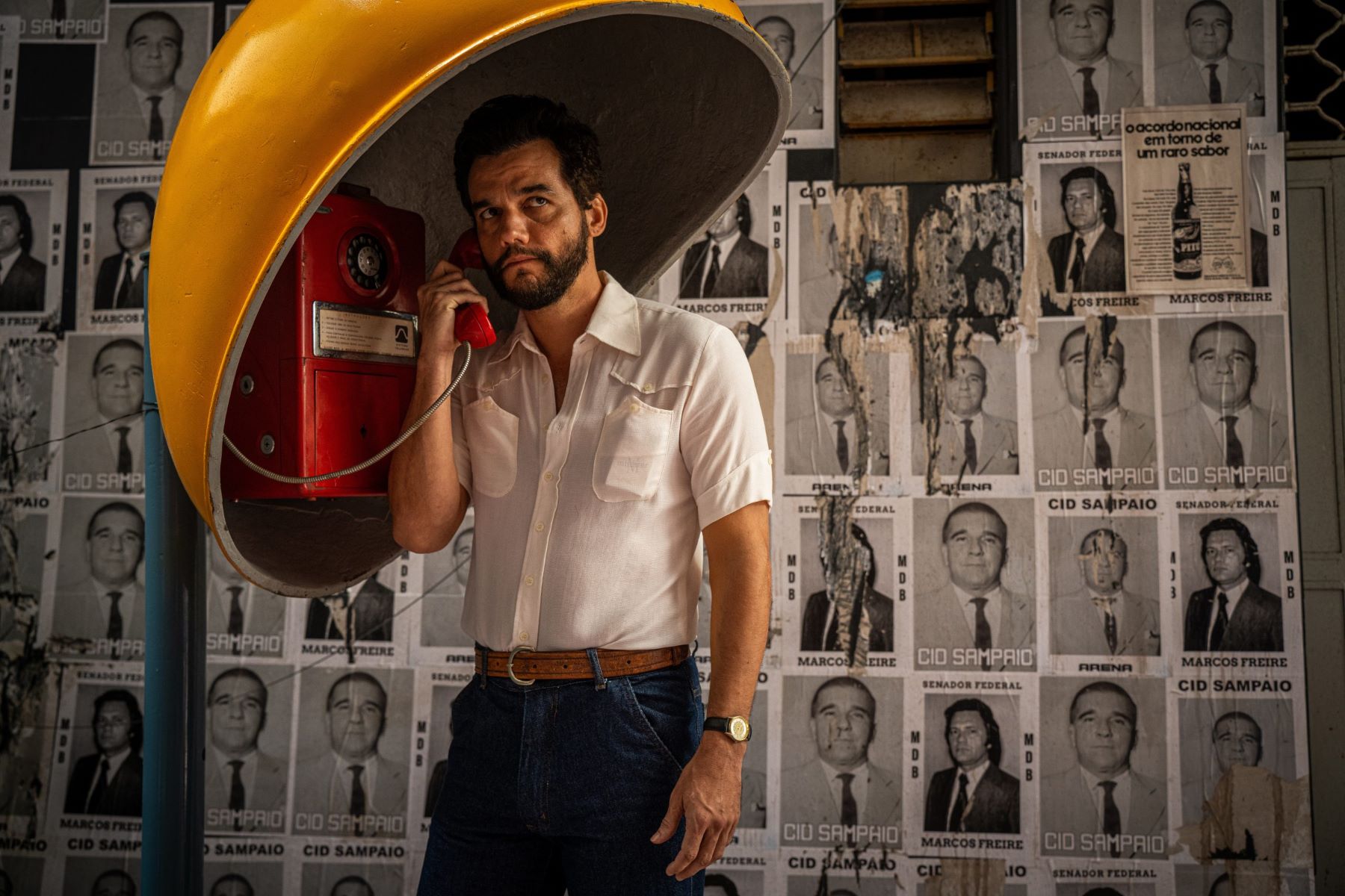 Wagner Moura em cena de O Agente Secreto: Brasil precisa "continuar fazendo filmes sobre a ditadura" (Foto: Divulgação)