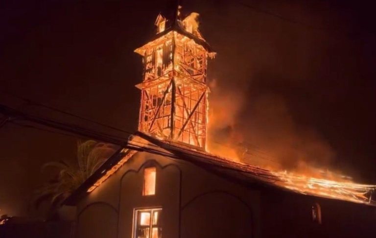 Igreja em chamas em Lurquen, no Chile: 20 mortos e 7 mil imóveis destruídos, e 50 mil pessoas evacuadas devidos aos incêndios florestais no Chile (Foto: Reprodução / Chilevision)