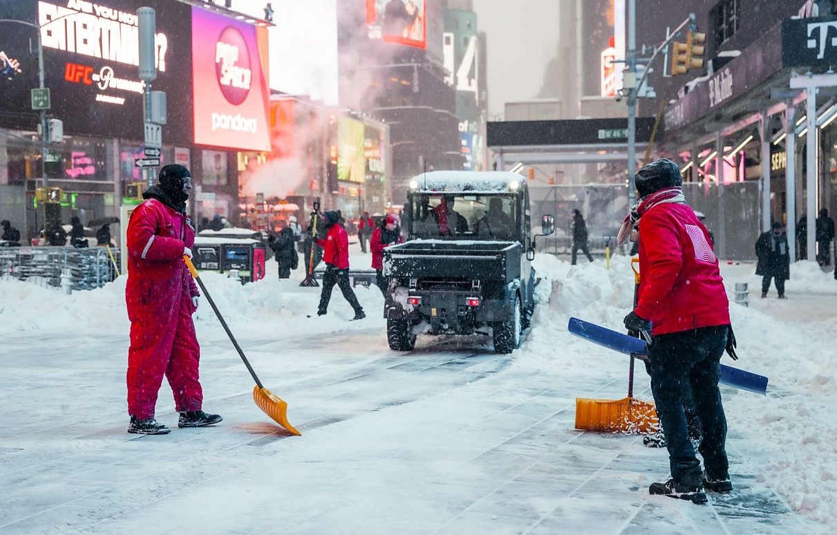 Trabalhadores tiram neve do centro de Nova York: 14 mil voos cancelados e mais de dois milhões sem energia nos EUA (Foto: Reprodução / TV BBC)