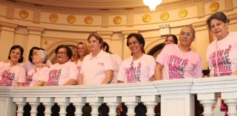 Mulheres santistas em solenidade do Outubro Rosa: Santos comemora 480 anos: cidade mais feminina e uma das mais envelhecidas do Brasil (Foto: Carlos Nogueira / Prefeitura de Santos)