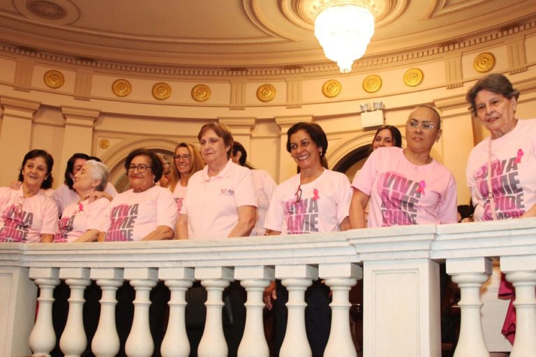 Mulheres santistas em solenidade do Outubro Rosa: Santos comemora 480 anos: cidade mais feminina e uma das mais envelhecidas do Brasil (Foto: Carlos Nogueira / Prefeitura de Santos)