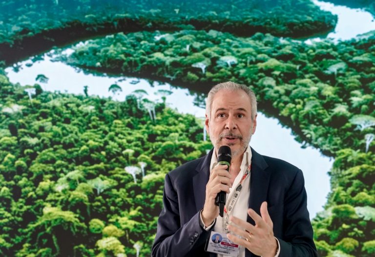 André Corrêa do Lago em evento em Belém: presidente da COP30 defende aceleração do multilateralismo climático em nova carta (Foto: Rafa Neddermeyer / COP30 - 15/11/2025)