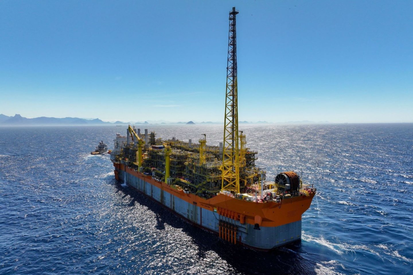 Navio plataforma da Petrobras na Bacia de Santos: ONGs recomendam fim dos leilões de exploração de petróleo para transição energética do Brasil (Foto: SBM / Agência Petrobras)