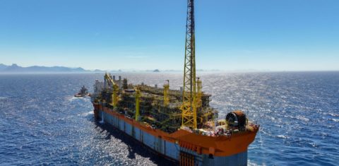 Navio plataforma da Petrobras na Bacia de Santos: ONGs recomendam fim dos leilões de exploração de petróleo para transição energética do Brasil (Foto: SBM / Agência Petrobras)