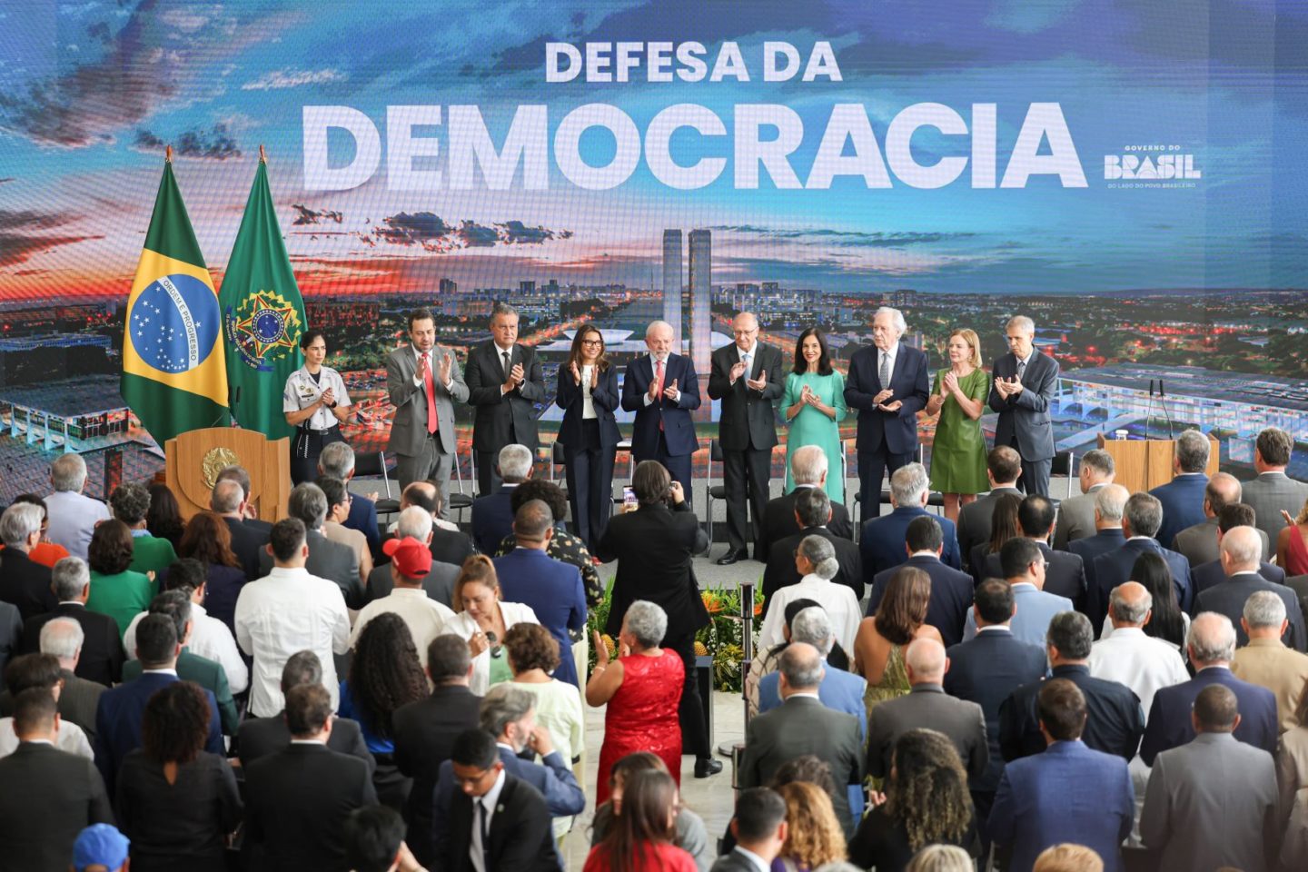 O presidente Lula, o vice-presidente Geraldo Alckmin e ministros na cerimônia sobre atos golpistas de 8 de janeiro: críticas a qualquer forma de anistia e veto ao PL da Dosimetria (Foto: Marcelo Camargo / Agência Brasil)