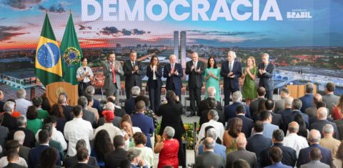O presidente Lula, o vice-presidente Geraldo Alckmin e ministros na cerimônia sobre atos golpistas de 8 de janeiro: críticas a qualquer forma de anistia e veto ao PL da Dosimetria (Foto: Marcelo Camargo / Agência Brasil)