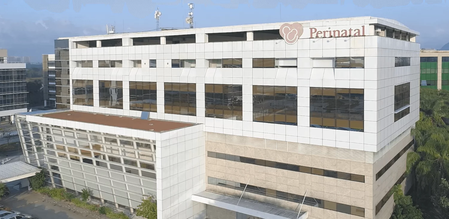 Foto colorida do prédio do Hospital Perinatal da Barra da Tijuca