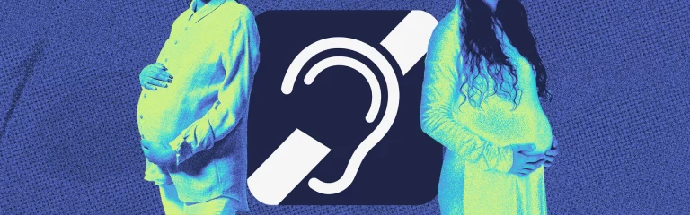 Arte colorida com fundo azul e com uma ilustração de surdez no centro (ouvido atravessado por faixa branca. Também aparecem duas ilustrações de mulheres grávidas, uma do lado direito e outra do lado esquerda do sinal da surdez