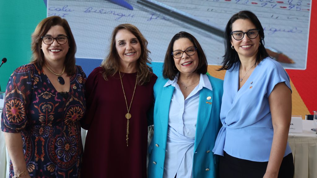 Foto colorida de Reitora da UFPEL, Úrsula Rosa da Silva, ao lado de Jenifer Saffi, Denise Pires de Carvalho e Suzanne da Rocha Vieira Gonçalves, reitora da FURG; mulheres reitoras são maioria nas universidades gaúchas