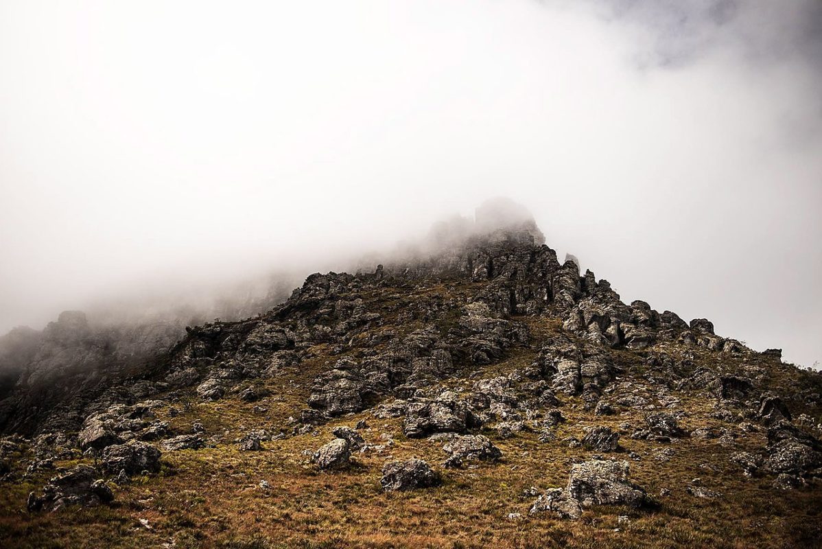 Foto colorida do pico do Itambé é o pico culminante da Serra do Espinhaço, em Minas Gerais, elevando-se 2052 m no Cerrado brasileiro.