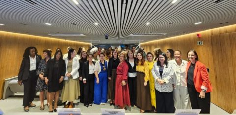 Foto colorida que mostra diversas reitoras e vice-reitoras posando para foto junto com a Ministra Márcia Lopes, na sede da Andifes