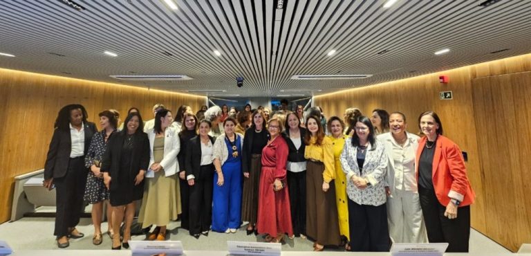 Foto colorida que mostra diversas reitoras e vice-reitoras posando para foto junto com a Ministra Márcia Lopes, na sede da Andifes