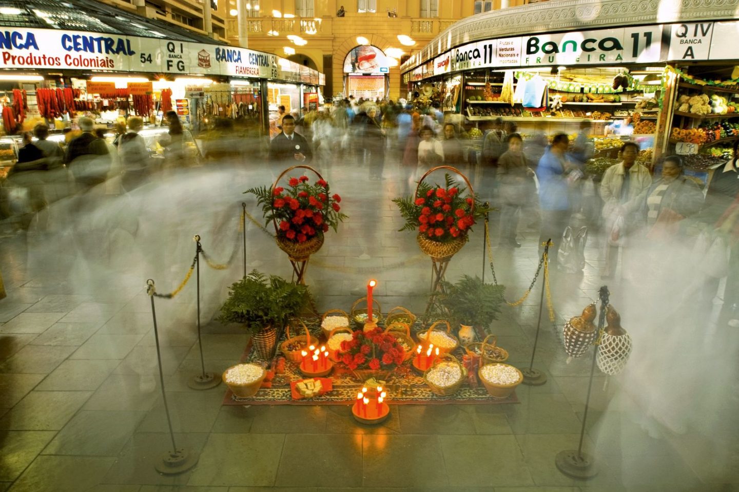 Foto colorida de oferendas durante festa do Bará do Mercado Público de Porto Alegre
