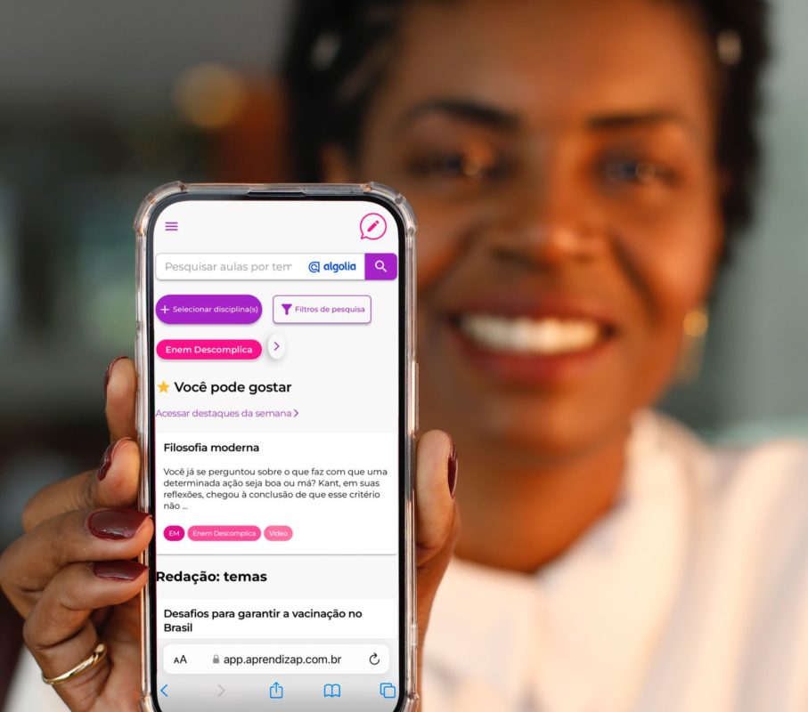 Foto colorida de colaboradora da Fundação 1Bi com celulares com o aplicativo Aprendizap: tecnologia a serviço da educação e da inclusão (Foto: Divulgação)