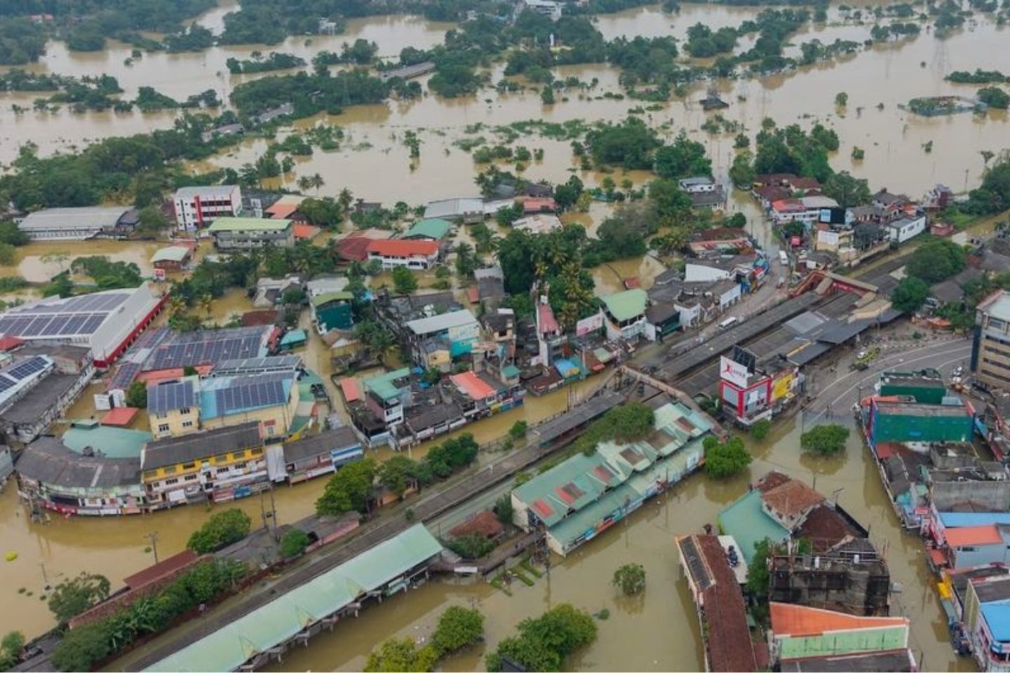Periferia de Colombo, capital do Sri Lanka, submersa após passagem de ciclone: mais de 300 mortos e 20 mil desabrigados, em ano de caos climático (Foto: Unicef - 01/12/2025)